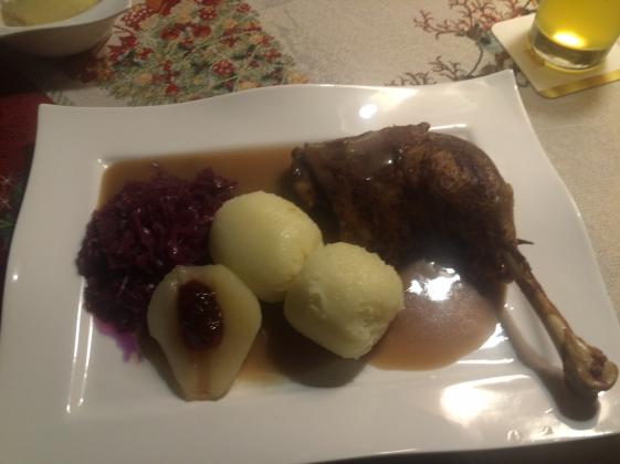 Gans mit Rotkraut und Klößen.